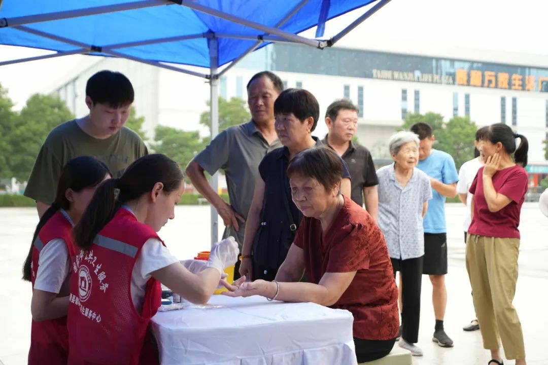 流动医疗暖民心·签约服务进万家! 百乐博民生体检巡诊车助力滑县医共体建设