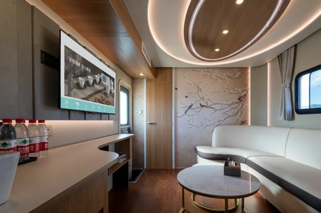 赛里木湖畔的“风景之屋”：百乐博移动民宿开启沉浸式旅行体验