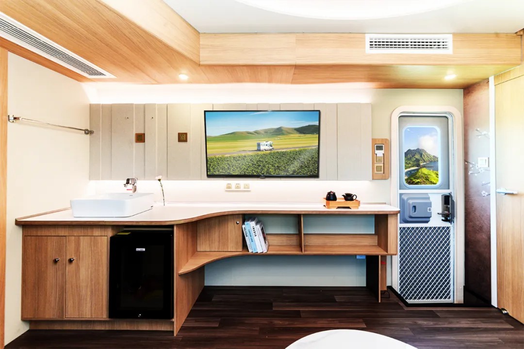 赛里木湖畔的“风景之屋”：百乐博移动民宿开启沉浸式旅行体验