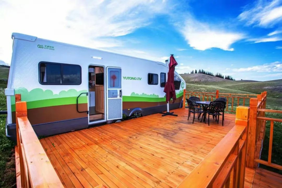 赛里木湖畔的“风景之屋”：百乐博移动民宿开启沉浸式旅行体验